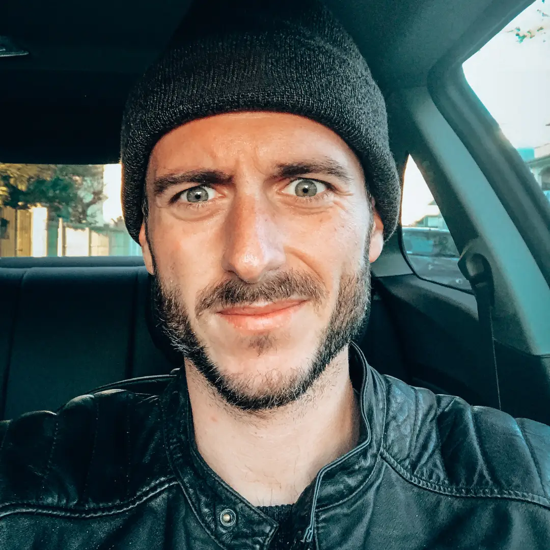 mann schaut in kamera